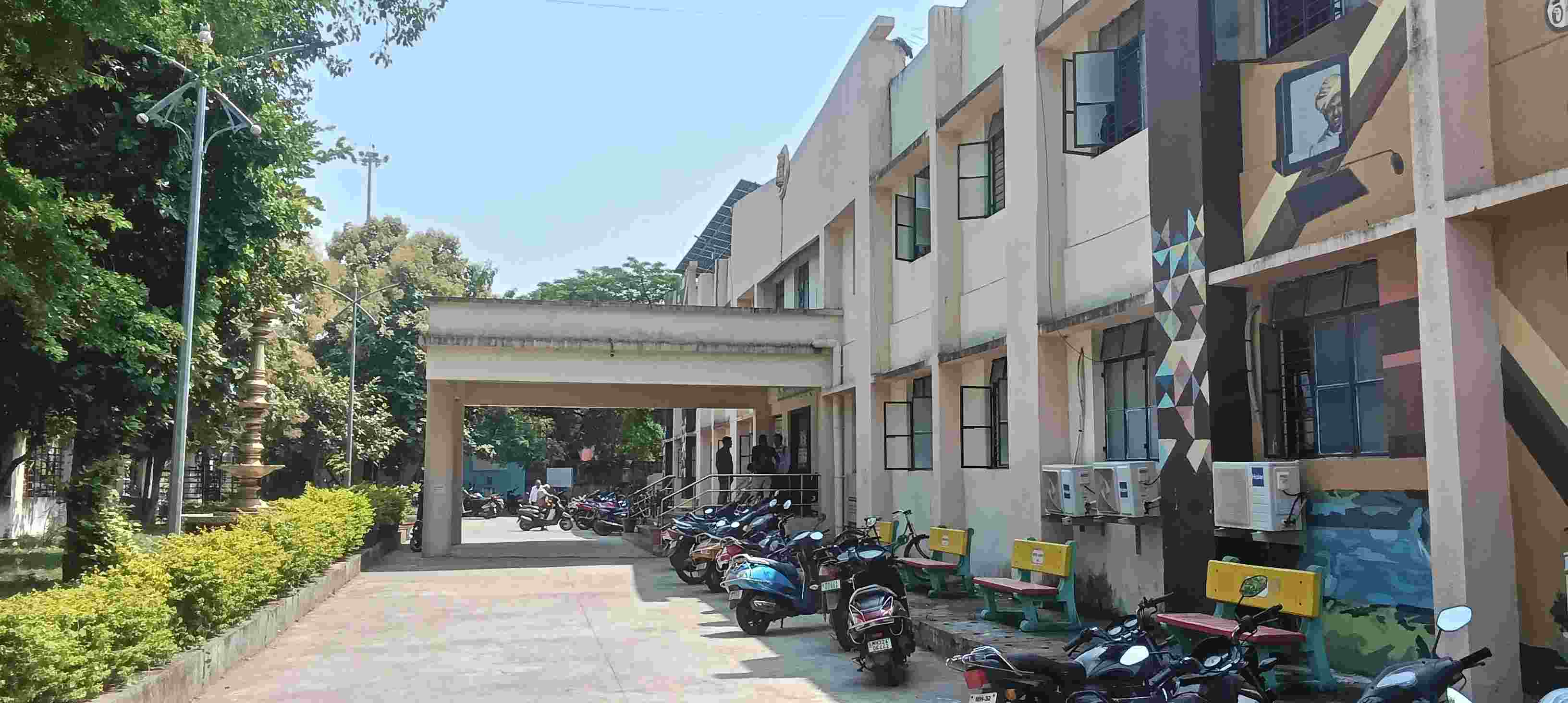 सावंगी मेघे पुलिस की कार्रवाई के बाद तहसील कार्यालय पहुंचा ट्रैक्टर, अब सामान गायब होने का आरोप